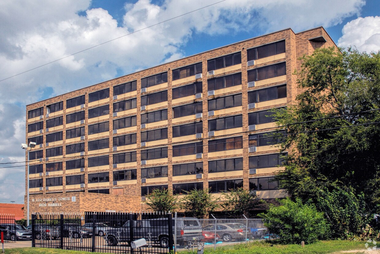 w leo daniels towers guide (Learn about its location, amenities, and nearby attractions quickly)