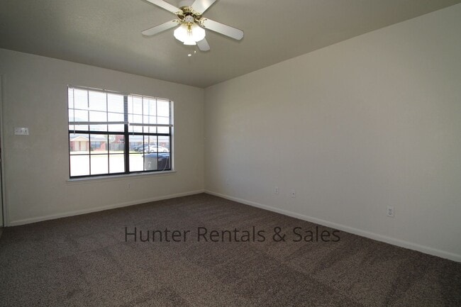 Building Photo - Spacious Two-Bedroom!