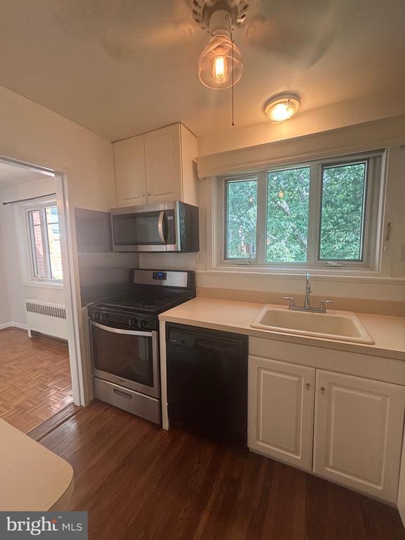 Foto del edificio - 10401 Montrose Ave