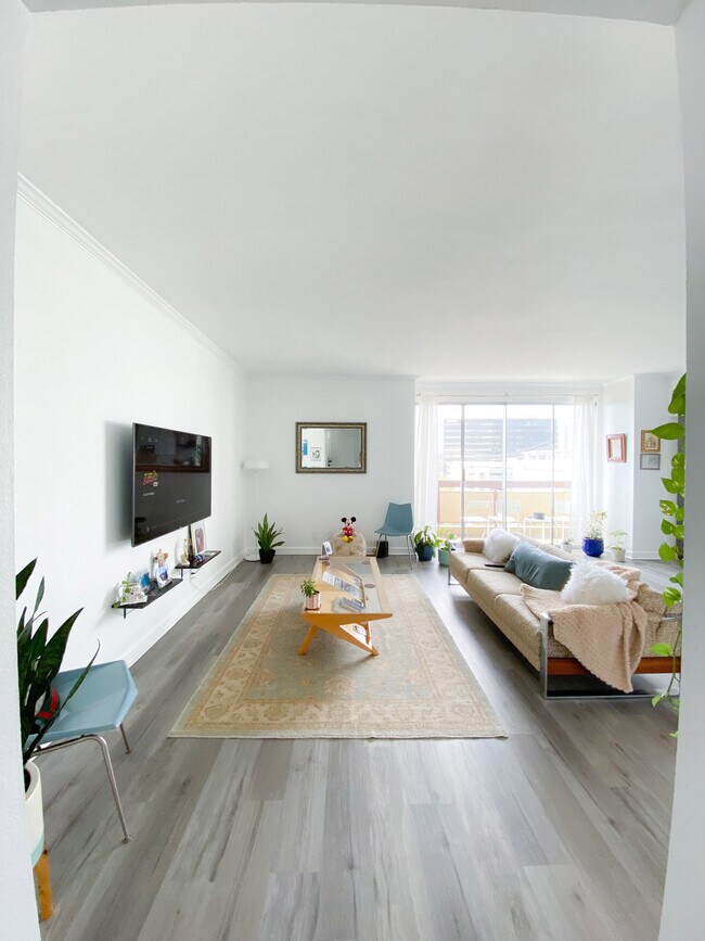 Foto del edificio - 321 S San Vicente Blvd