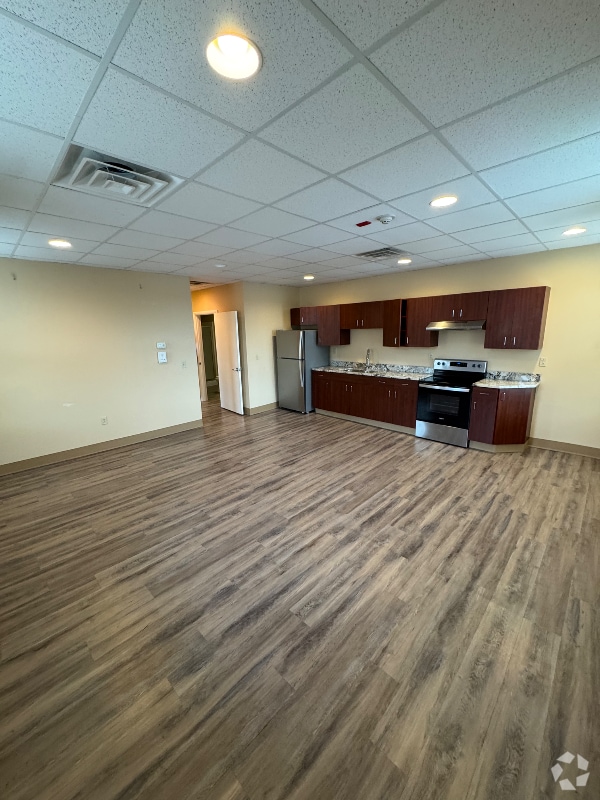 Building Photo - 102 E Otterman St