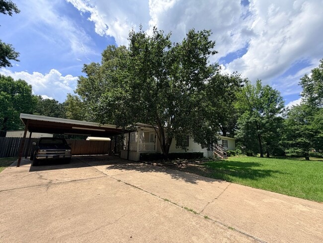 Building Photo - 7810 W Lakeshore Dr