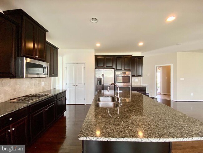 Building Photo - 3250 Fledgling Cir