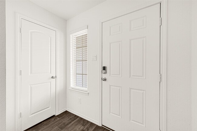 Building Photo - 2334 Spruce Clf Ln