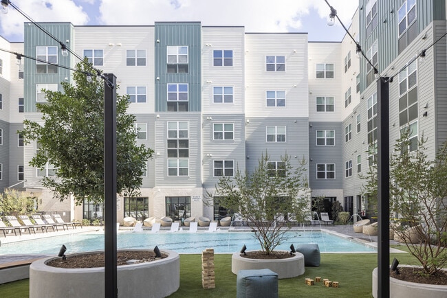 Building Photo - Broadstone Garden Oaks