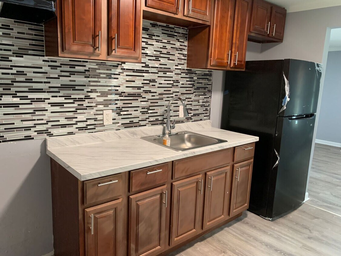 Primary Photo - Updated 2 bedroom single family house on q...