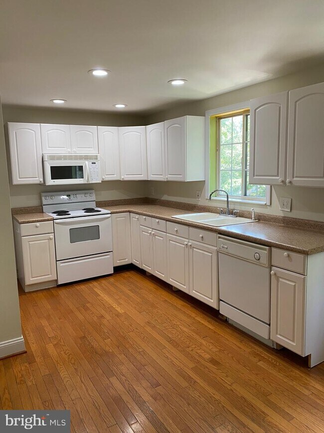 Building Photo - 8122 Parkdale Ct