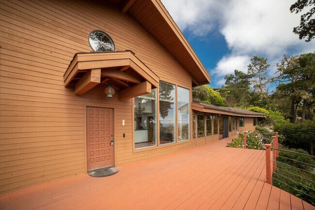 Foto del edificio - Unique Carmel Highlands 2 Bed, 2 Bath + Sunroom & Office