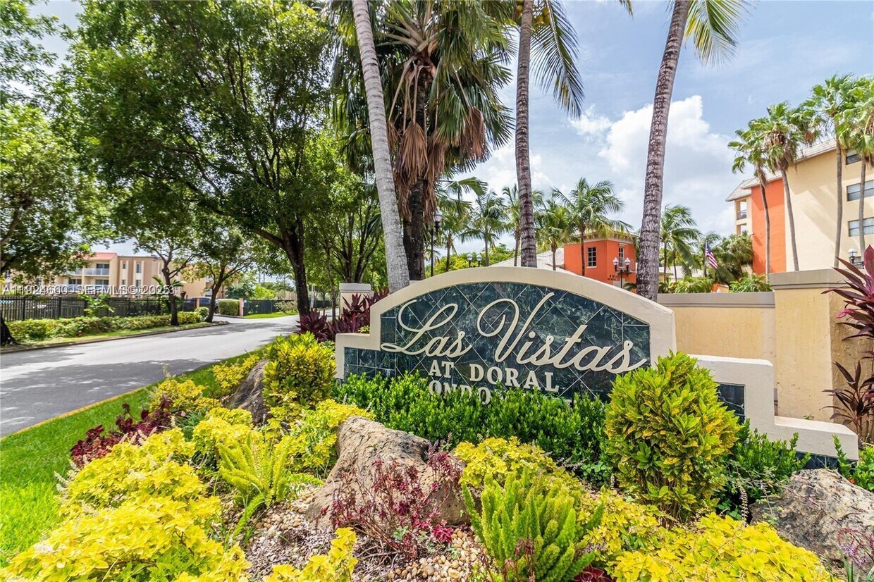 Foto principal - 8235 Lake Dr