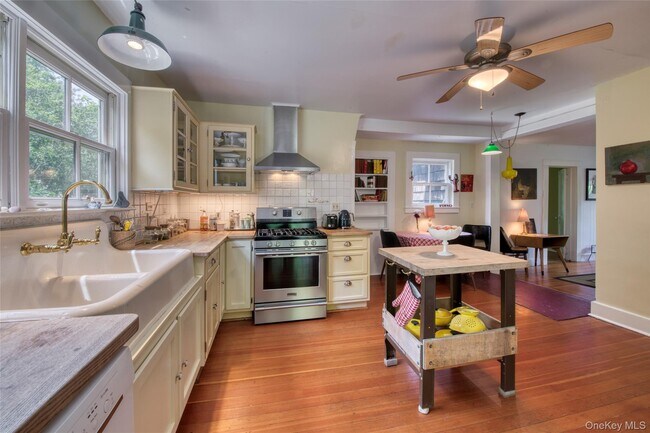 Foto del edificio - 733 Herricks Ln