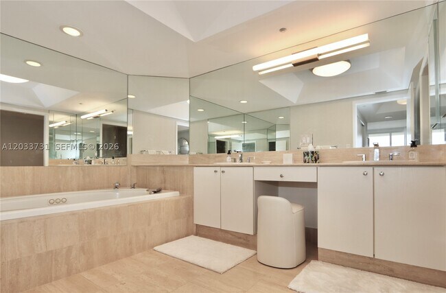 Foto del edificio - 7000 Island Blvd