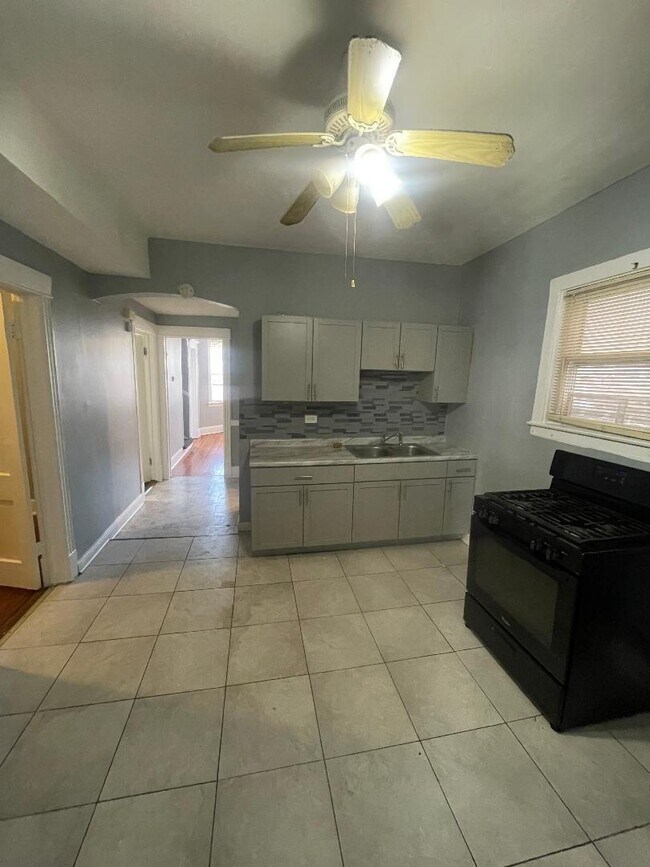 Foto del edificio - 8136 S Exchange Ave