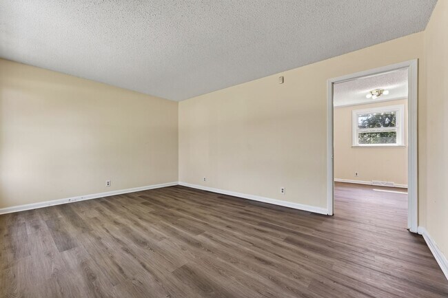 Building Photo - 3 Bedroom Pet Friendly Home For Rent Near Post!