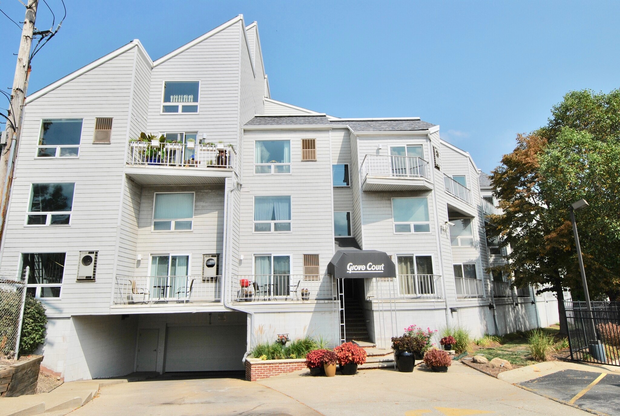 1900 Grove Ct Cleveland, OH 44113 – photo 1