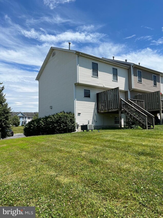 Primary Photo - 100 Zephyr Ln