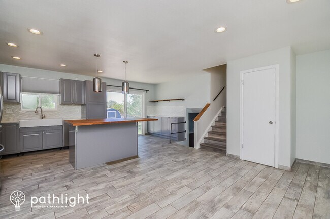 Foto del edificio - 1635 Peterson Road, Colorado Springs, CO, ...
