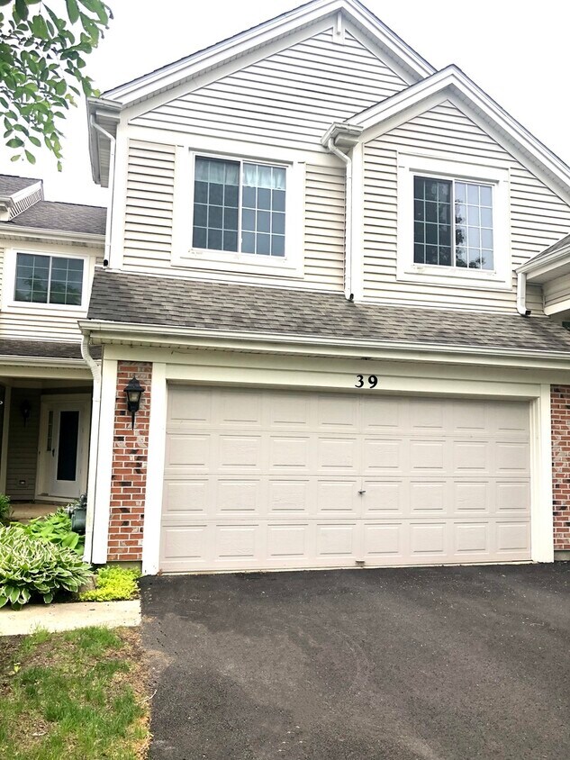 39 W Briarwood Dr, Streamwood, IL 60107 Condo for Rent in Streamwood