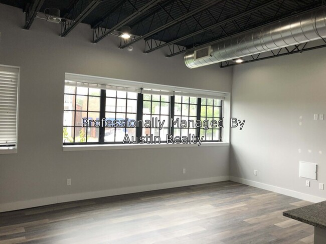 Building Photo - 4650 Hampton Ave
