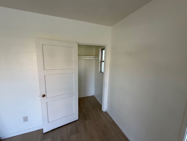 Building Photo - Updated 1-Bedroom Duplex with Lovely Priva...