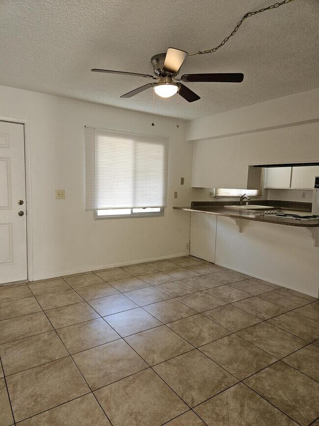 Building Photo - 3 Bedroom 1.5 Bath with Covered Parking