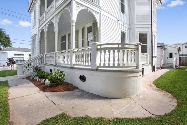 Foto del edificio - Private Porch - 1BR/1BA Newly Renovated 1 block to Streetcar