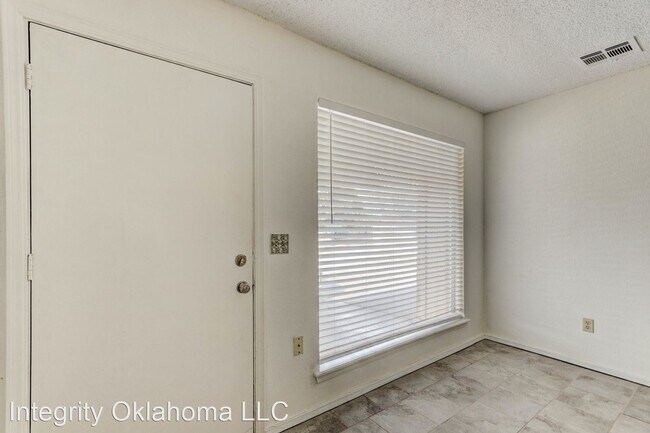 Building Photo - 2 br, 2 bath House - 208 Woodman Dr.