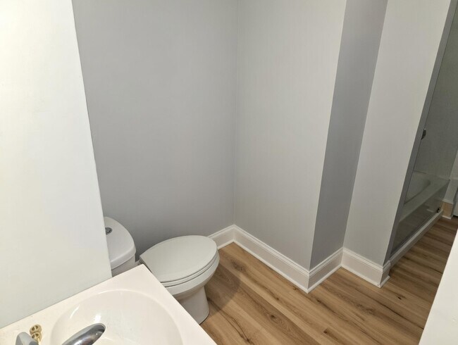 Representación por computadora del espacio de baño terminado - 46 Eberts Ln