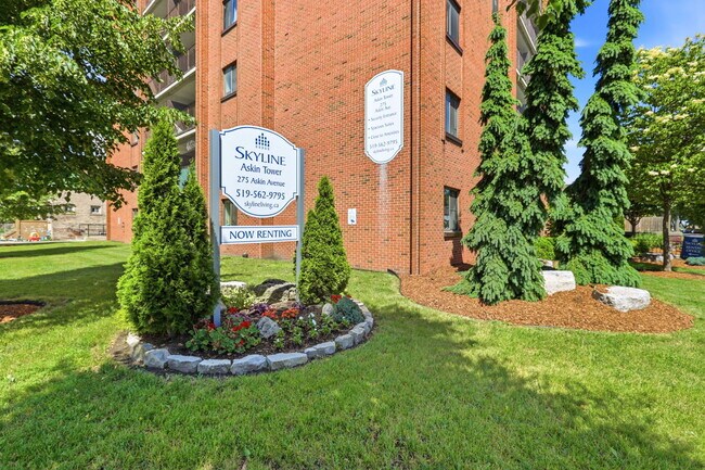 Photo du bâtiment - Askin Tower Apartments