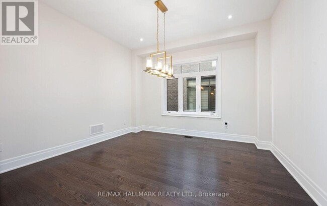 Building Photo - 123 Bond Crescent
