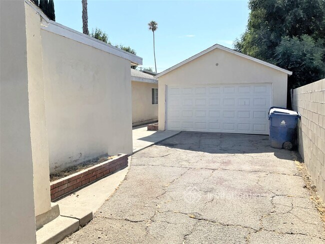 Foto del edificio - 8827 Darby Ave
