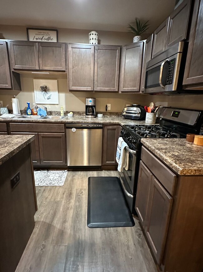 Building Photo - Lakeville 2 Bedroom Town Home, 2 Car Garag...