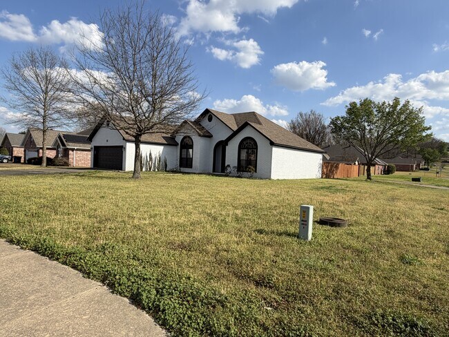 Building Photo - 11 Lakeview Ln