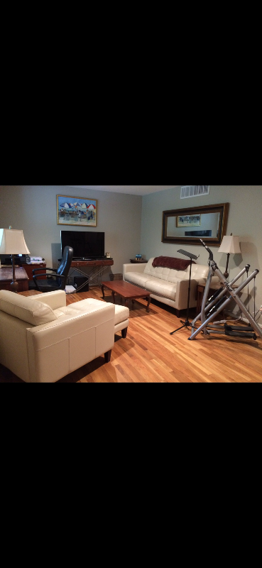 Foto del edificio - 1549 Hilltree Dr