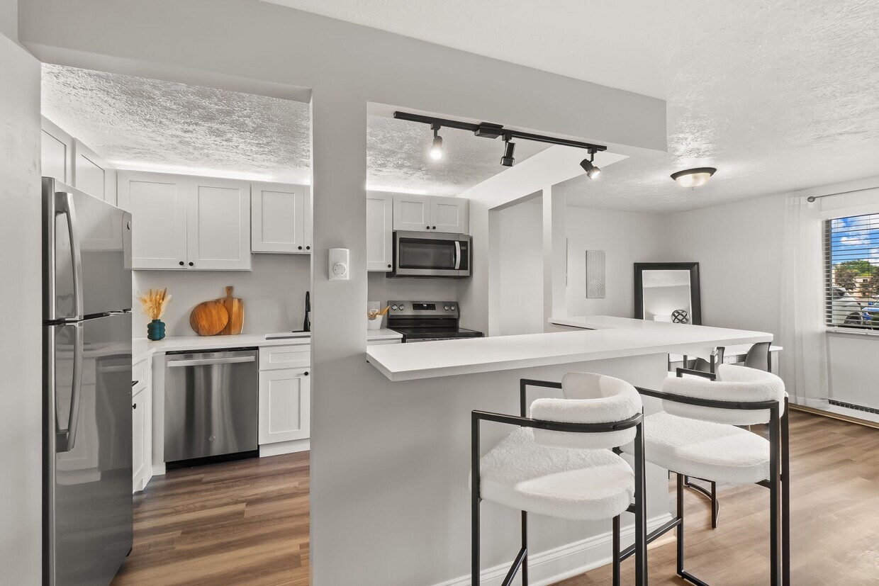 Primary Photo - The Flats At Fox Hill