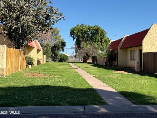 Photo - 3311 W Golden Ln Townhome