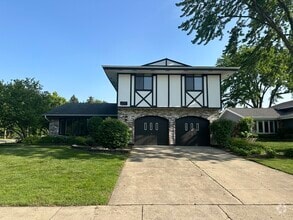 Building Photo - 190 Bourne Ln