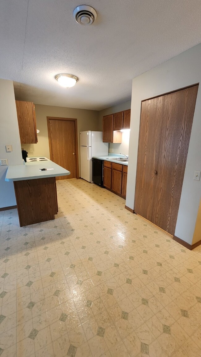 Building Photo - 2 Bedroom, 1.5 Bathroom Upper Apartment In...