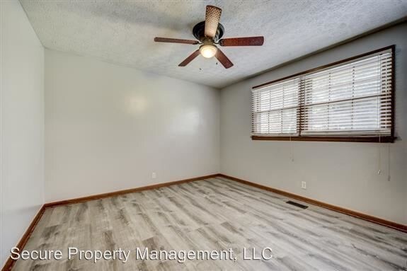 Foto del edificio - 121 Raindrop Ln