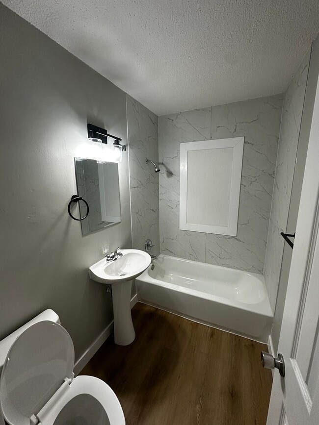 Building Photo - Fully Remodeled 2 Bed 1 Bath Duplex