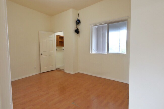 Building Photo - 1095