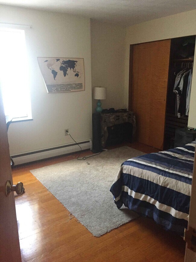 Bed Room - 220 E Hamilton Ave