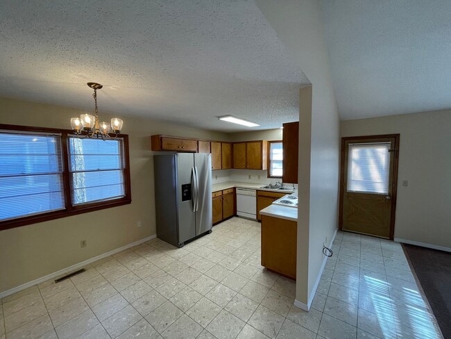 Foto del edificio - 3 Bed 2 Bath READY NOW