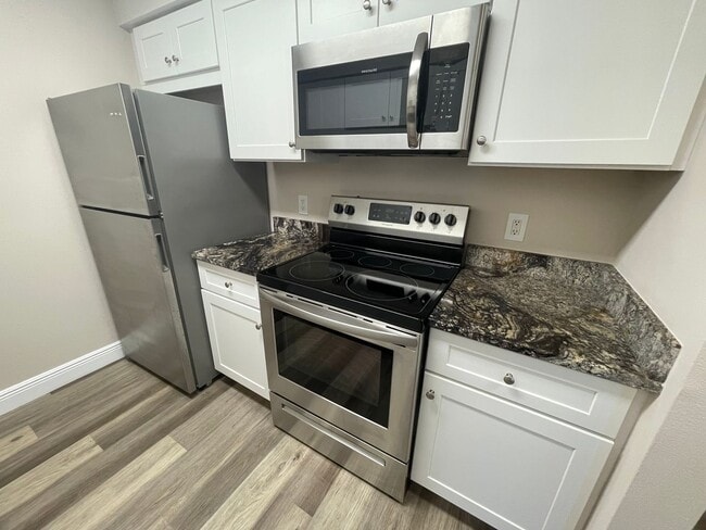 Building Photo - ANNUAL RENTAL - 1 BED / 1 BATH CONDO AT MY...