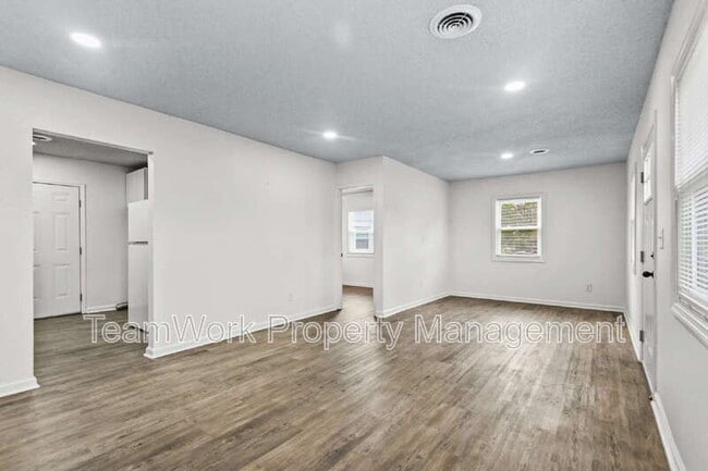 Foto del edificio - 3043 Terry Dr