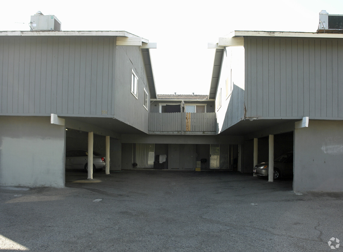 Building Photo - 551 W Ashlan Ave