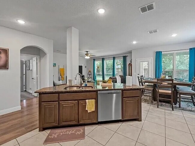 Building Photo - 1902 Sunflower Dr