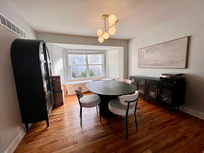 Foto del edificio - 3 bed 2.5 bath Located in the Heart of The Hill