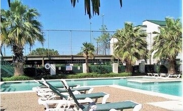 Building Photo - 2816 S Bartell Dr