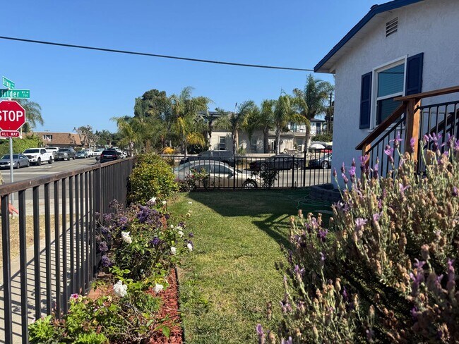 Building Photo - Charming 2 Bedroom Home in Coastal Oceanside Call 6 1 9 8 8 8 5 5 5 4
