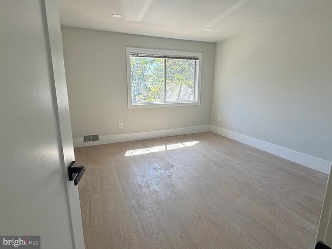 Building Photo - 2218 Jensen Pl